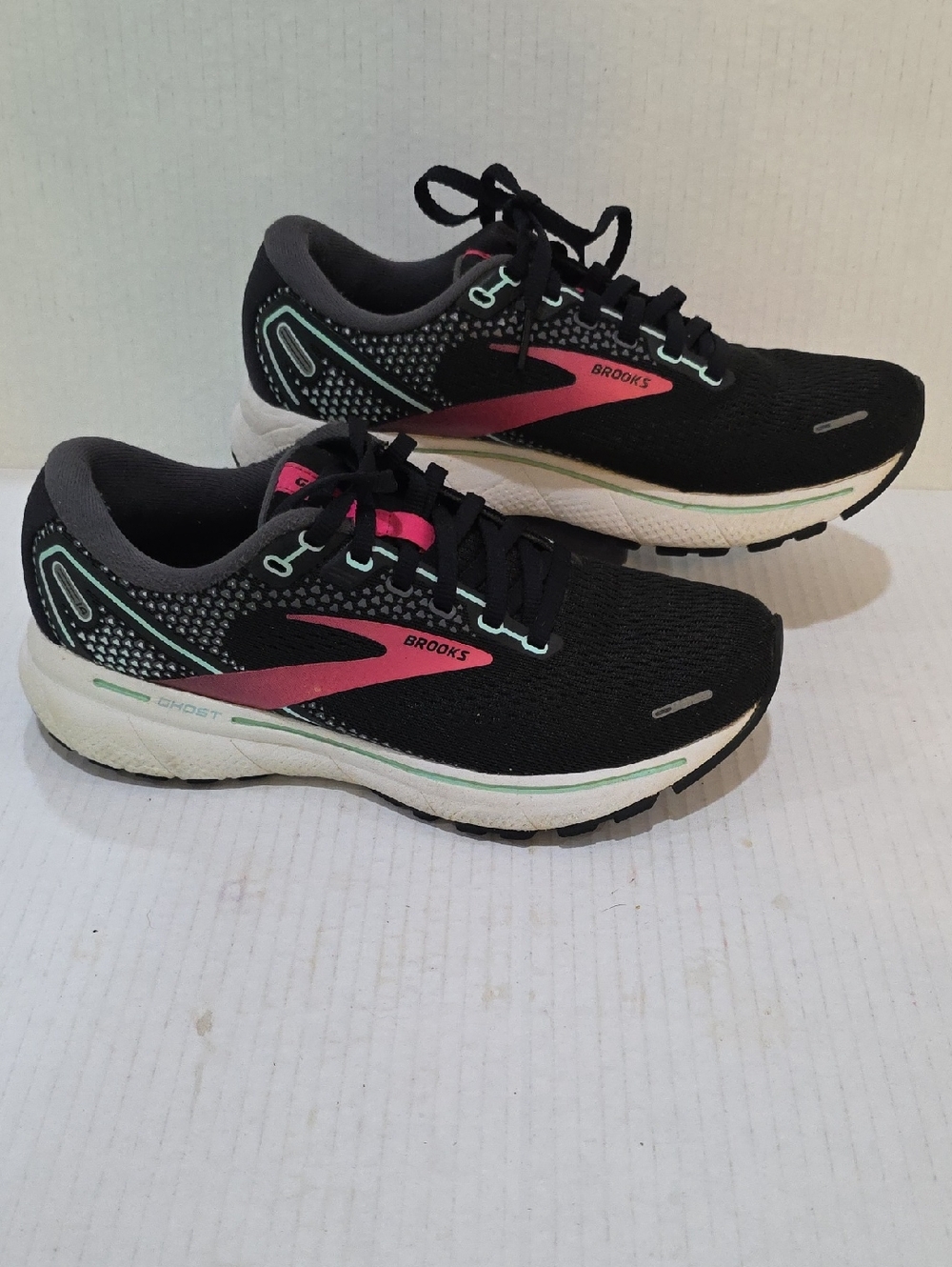 Brooks Ghost 14 Womens Black and Pink Athletic Shoes with Mint Accents Size 7